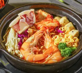 Hình ảnh Mì cay kim chi hải sản