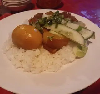 Hình ảnh Cơm heo quay trứng