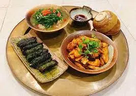 Hình ảnh Cơm chả lá lốt(chả sốt ,nem rán)- thịt kho