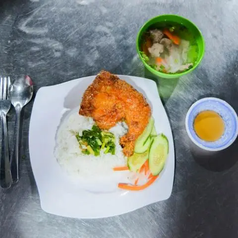 Hình ảnh Tiệm Cơm Linh - Cơm Phần, Cơm Gà Xối Mỡ & Cơm Phủ Trứng - Nguyễn Thái Sơn