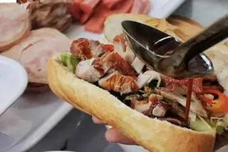 Hình ảnh Bánh mì heo quay
