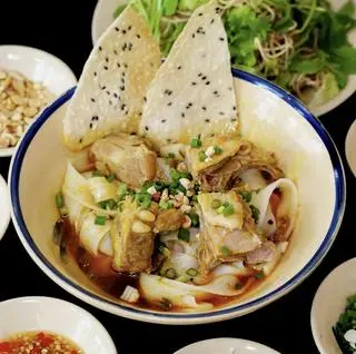 Hình ảnh Mì Quảng gà ta - sườn