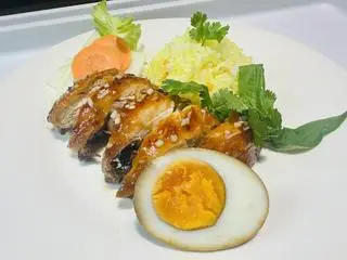 Hình ảnh Cơm gà sốt mắm tỏi - trứng lòng đào - G1