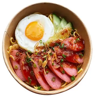Hình ảnh mì trộn hàn xúc xích - trứng