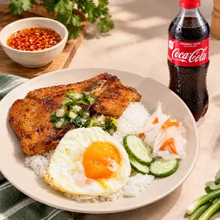 Hình ảnh Cơm tấm sườn trứng + Coca