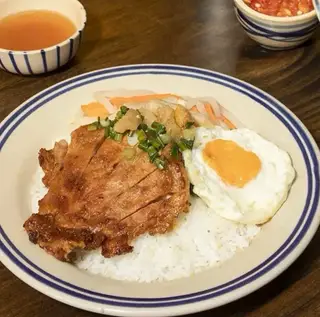 Hình ảnh Cơm tấm sườn trứng chiên