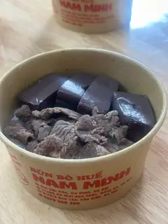 Hình ảnh Bún bò tái tiết