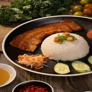 Hình ảnh Cơm ba chỉ quay sốt Thái