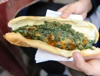 Hình ảnh Bánh mì trứng ngải cứu - 2 trứng