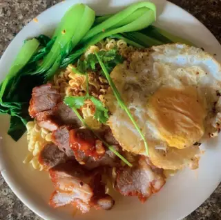 Hình ảnh Mì trộn xá xíu trứng lòng đào