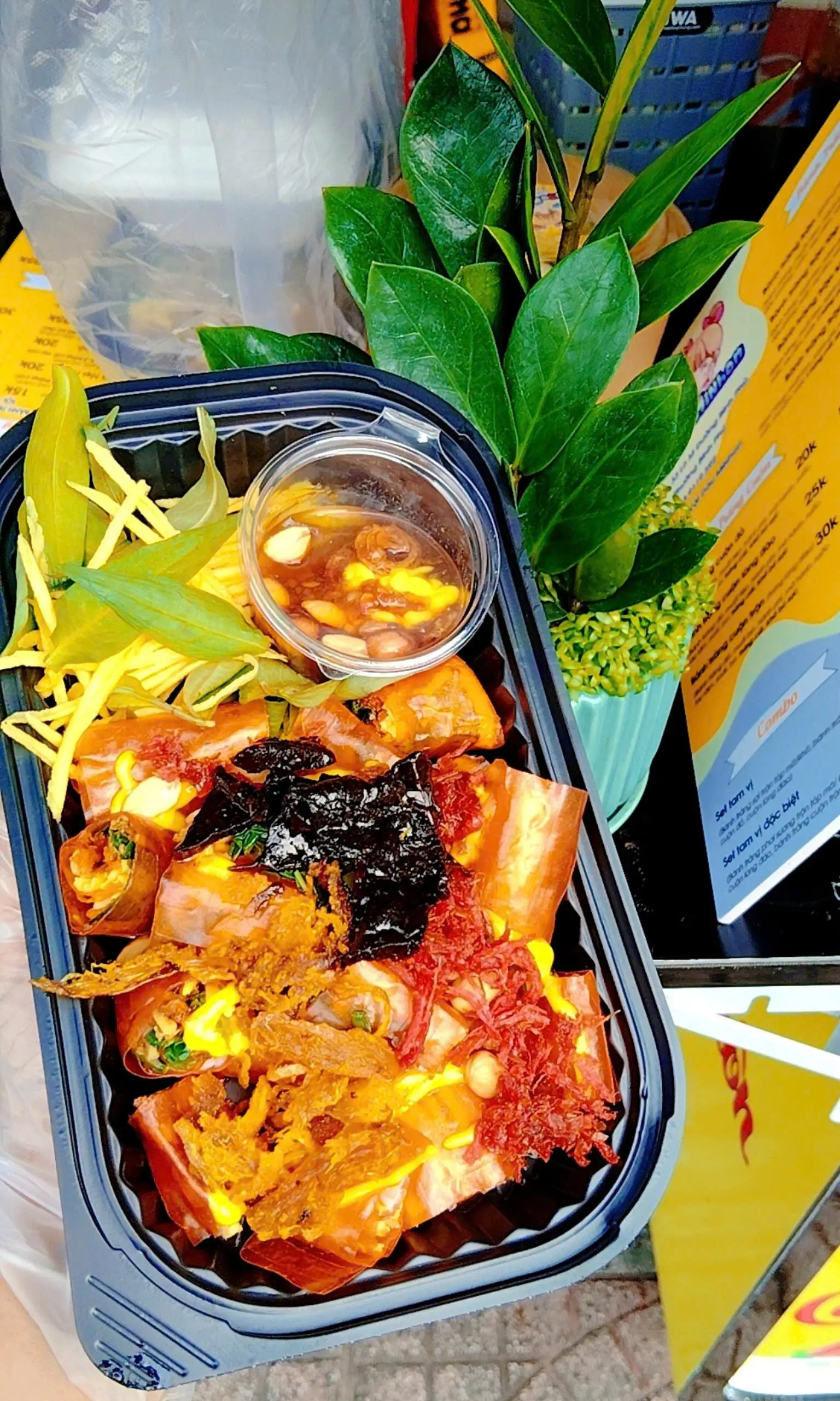 Hình ảnh Bánh tráng cuộn đỏ - chấm sốt me/sốt bò