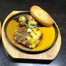 Hình ảnh Bánh mì bò bít tết phomai