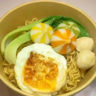 Hình ảnh Mì trộn Indomie trứng - cá viên - bánh bao - trứng cá