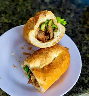 Hình ảnh Bánh mì thịt khìa nước dừa