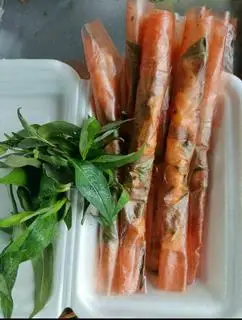 Hình ảnh Bánh tráng cuốn màu đỏ cam dẻo 