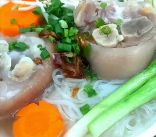 Hình ảnh Hủ tiếu giò heo + hoành thánh +huyết