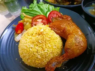 Hình ảnh Cơm gà xối mỡ đùi lớn