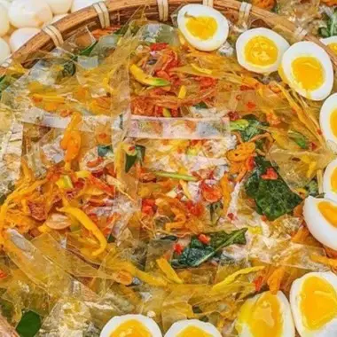 Hình ảnh Bánh tráng trộn trứng lòng đào