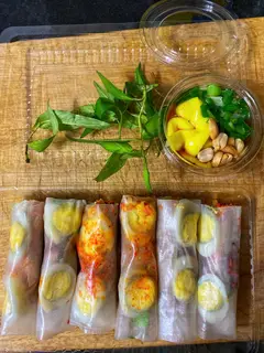 Hình ảnh Bánh tráng cuốn trứng cút - sốt me