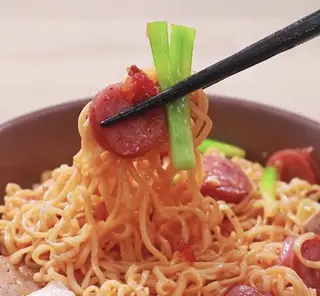 Hình ảnh Mì trộn trứng xúc xích