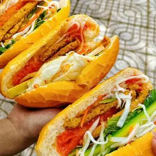 Hình ảnh Bánh mì chả cá - trứng