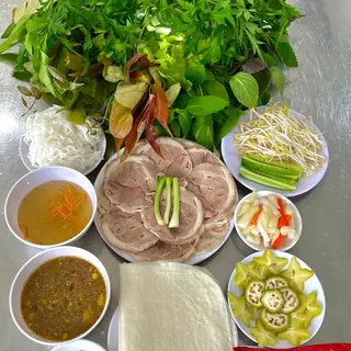 Hình ảnh Bánh tráng cuộn rau rừng thịt bắp heo - phần 2 người