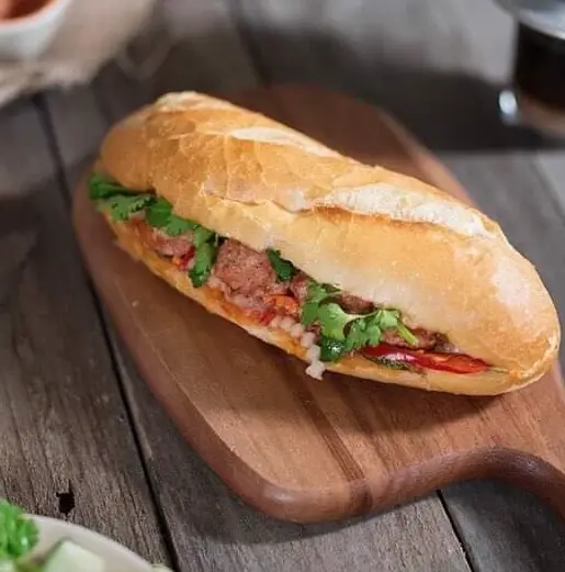 Hình ảnh Bánh mỳ pate truyền thống thập cẩm
