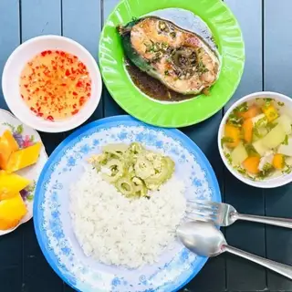 Hình ảnh Set cơm cá hú kho tộ - canh - trái cây - đồ xào