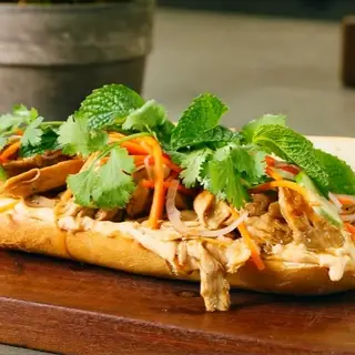 Hình ảnh Bánh mì gà xé bơ tỏi