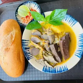 Hình ảnh Cà ri lòng vịt kèm bánh mì