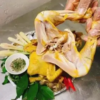 Hình ảnh Nguyên con gà hấp hành(kèm 1 ống cơm lam)