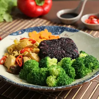 Hình ảnh Cơm độ dưỡng nấm sả chanh chay