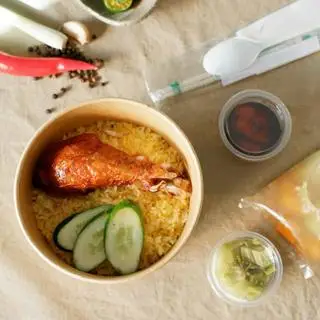 Hình ảnh Cơm gà xối mỡ - đùi tỏi