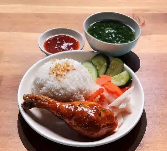 Hình ảnh Cơm gà sốt tomyum nhỏ - đùi hoặc má đùi