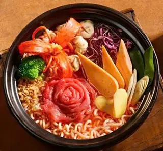 Hình ảnh Mì cay kim chi bò