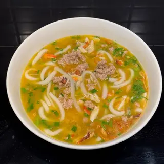 Hình ảnh Bánh canh bột gạo thịt sắc hoặc chả cá , xương hoặc giò (tóp mỡ hành phi)