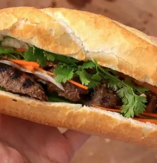Hình ảnh Bánh mì bò xiên ốp la