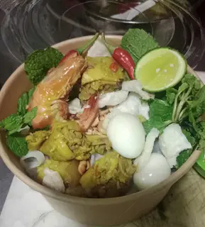 Hình ảnh combo 1 phần mì quảng gà tôm thịt kèm 1 ly trà đá 