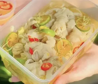 Hình ảnh Chân gà rút xương ngâm sả tắc