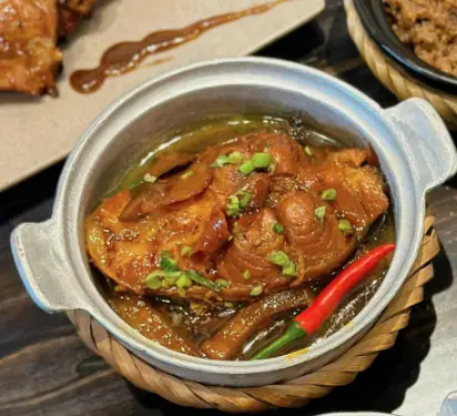 Hình ảnh Cơm đốt niêu cá trắm kho tộ