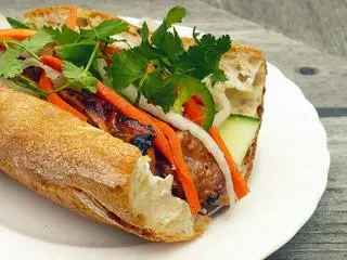 Hình ảnh Bánh mì chả lụa - nem nướng
