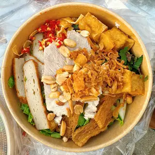 Hình ảnh Bún nước tương thập cẩm - trứng chiên sợi sườn cay