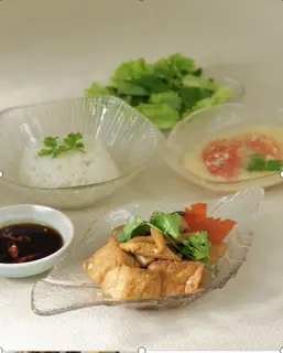 Hình ảnh Cơm nấm kho tương và canh mây với salad
