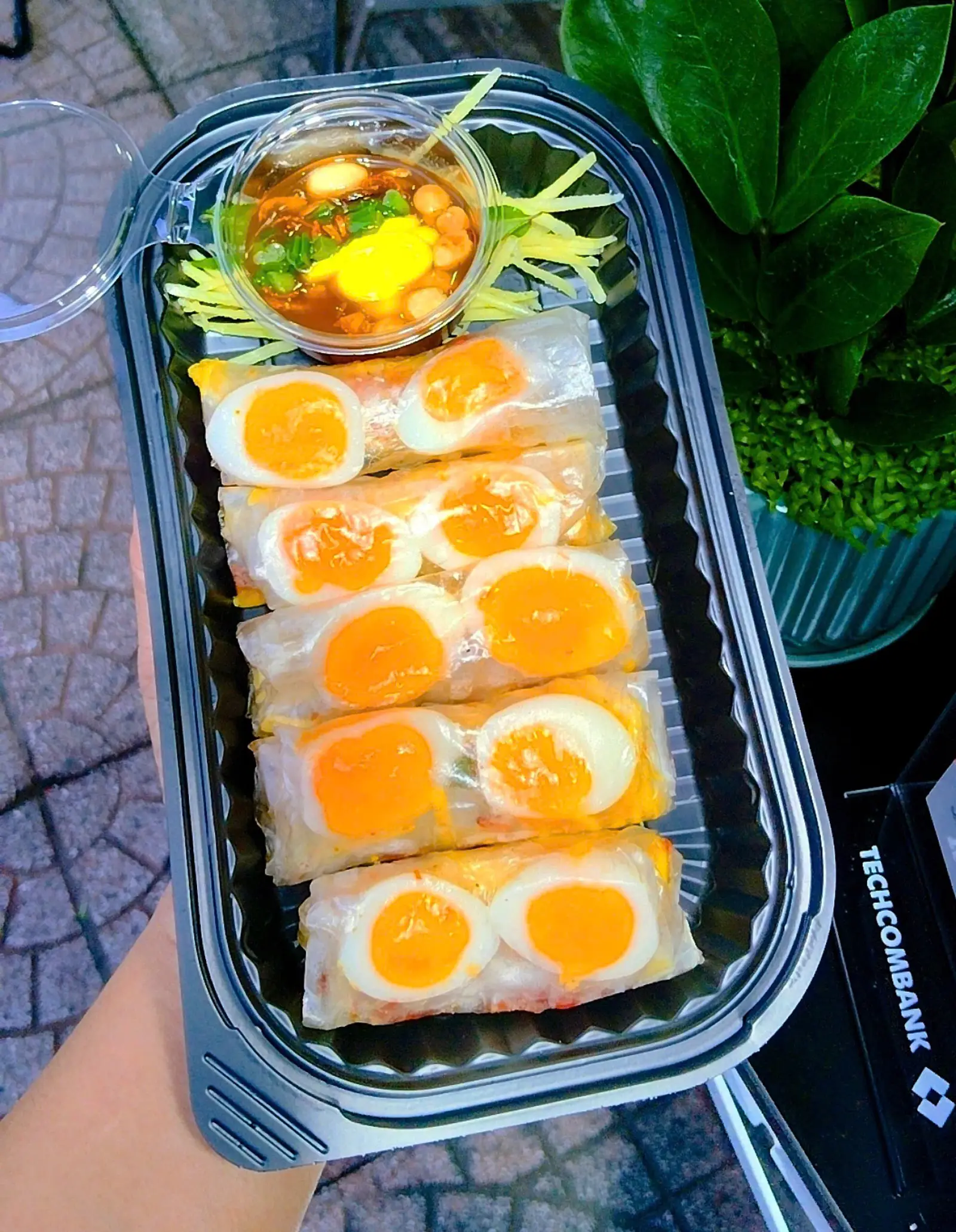 Hình ảnh Bánh tráng cuộn lòng đào - chấm sốt me/sốt bò