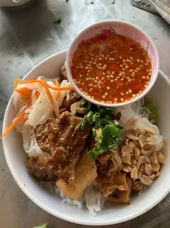 Hình ảnh Bún thịt nướng đầy đủ