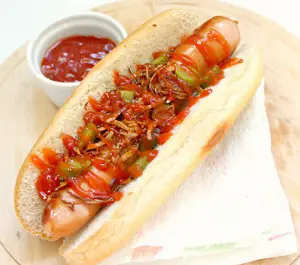 Hình ảnh Bánh mì xúc xích trứng bò khô