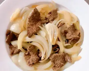 Hình ảnh Cơm Bò Xào Hành Tây