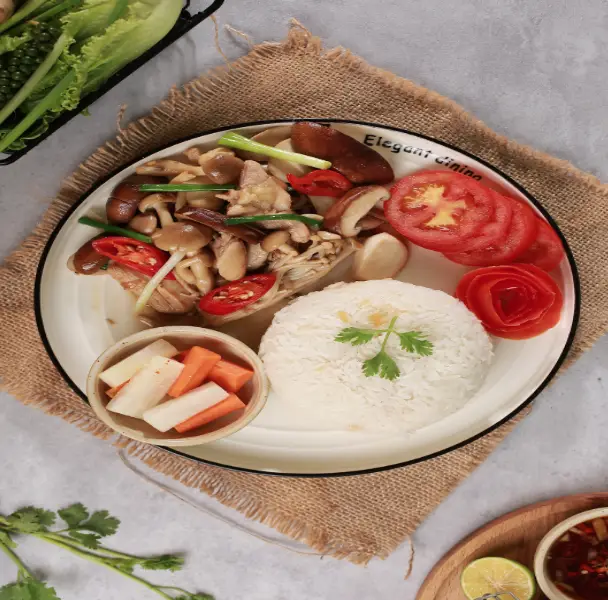 Hình ảnh Cơm gà xào nấm