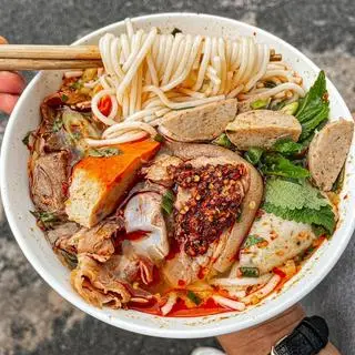 Hình ảnh Bún bò thập cẩm có giò heo