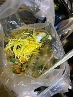 Hình ảnh Bánh tráng trộn tỏi sa tế tóp mỡ